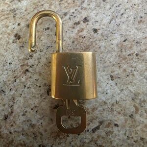 LV Louis Vuitton Lock & Key 321